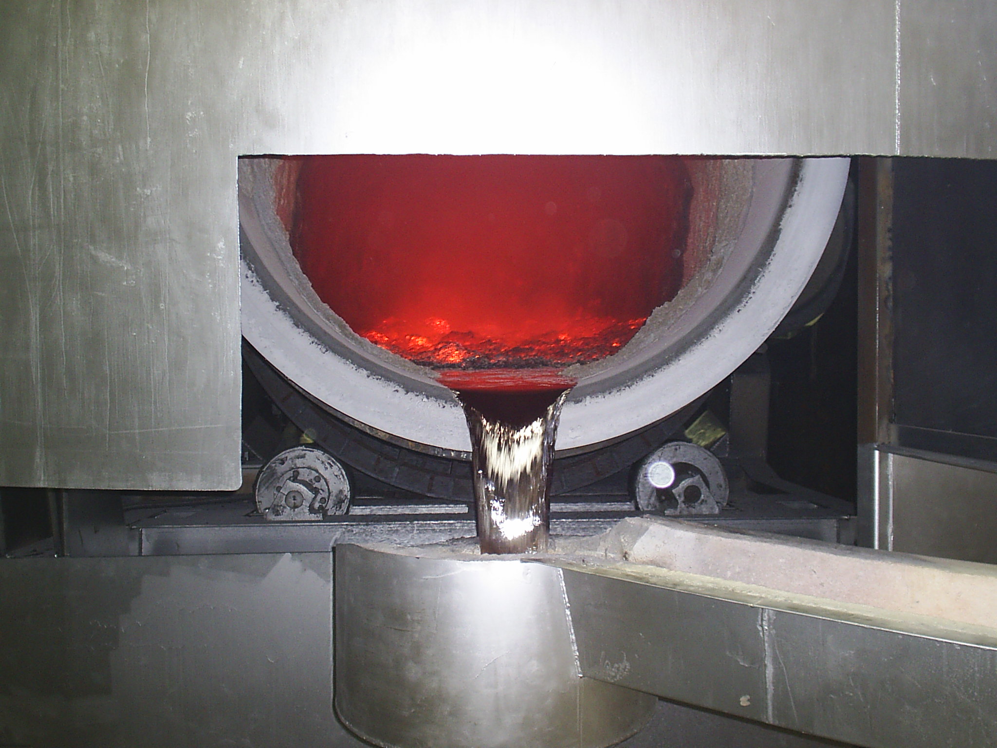 Rotary furnace Pouring Molten Aluminum